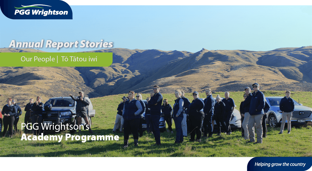 PGG Wrightson Technical Expert – Animal Production, Andrew Dowling, and the 2022 Academy participants, listen to Jamie Pickens, Stock Manager for The Wandle, explain the boundaries of the property and discuss the current stock on-farm, near Middlemarch, Central Otago.
